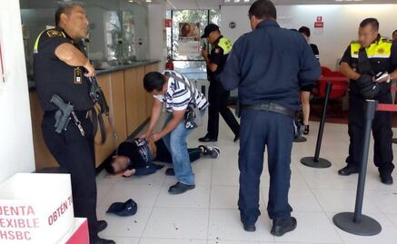 Entra a banco a robar y se topa con agente de la PGR