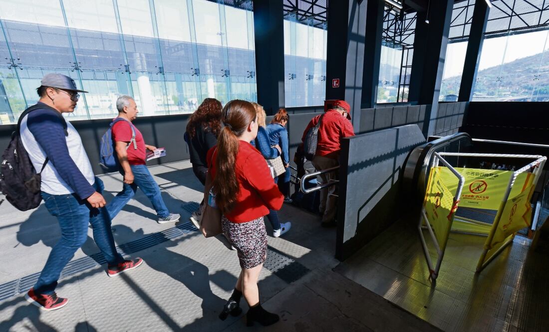 Las escaleras eléctricas siguen sin funcionar en el primer día de operación del Cetram Indios Verdes; policías auxiliaron a adultos mayores a subir o bajar. Fernanda Rojas / El Universal