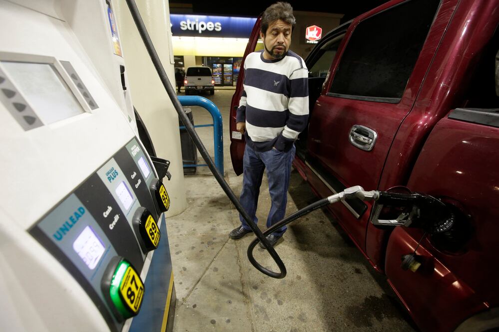 El señor Guerrero al momento de cargar de combustible su gasolina en su viaje de ida a México. Fotografía de Luis Cortés EL UNIVERSAL