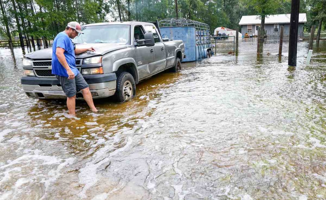 Habitante de Texas camina hacia su camioneta tras el paso de la tormenta tropical Edouard. (02/09/26) Foto: AP
