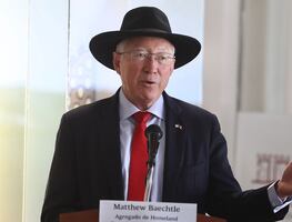 Ken Salazar confía en que “todo vaya bien” con la llegada del nuevo embajador de EU en México; evita opinar sobre Ronald Jhonson