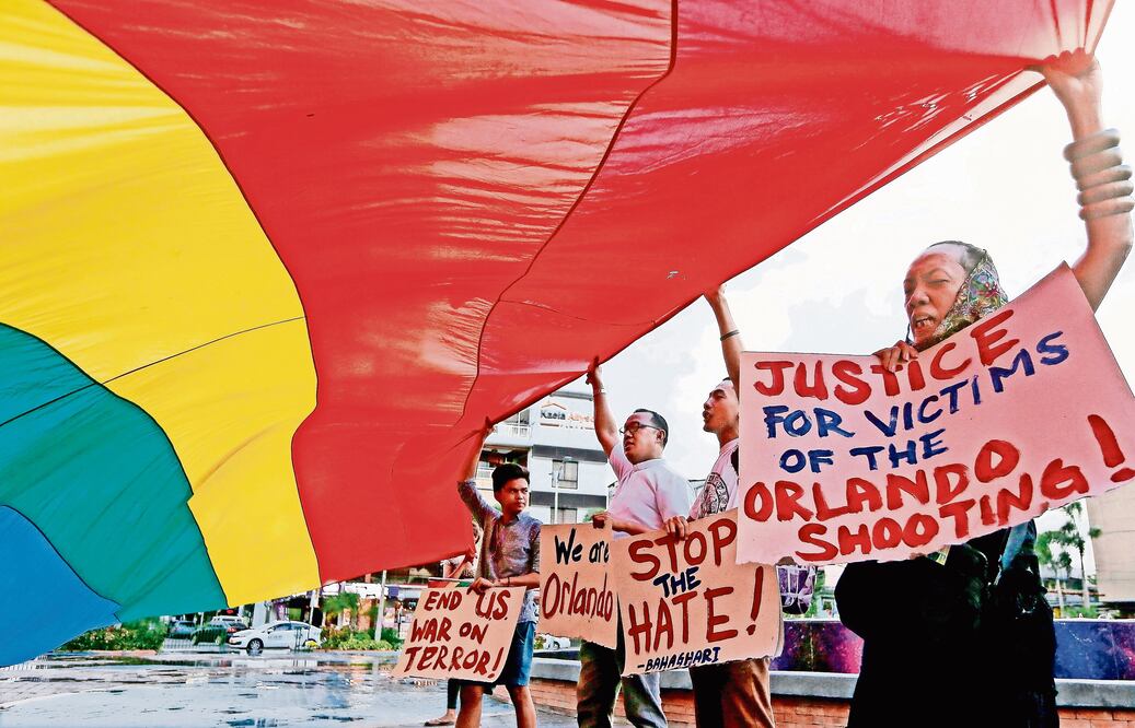 Miembros de la comunidad LGBT en Filipinas durante un tributo a las víctimas de la matanza en el club Pulse, en Orlando, Florida (STEPHEN M. DOWELL. AP)