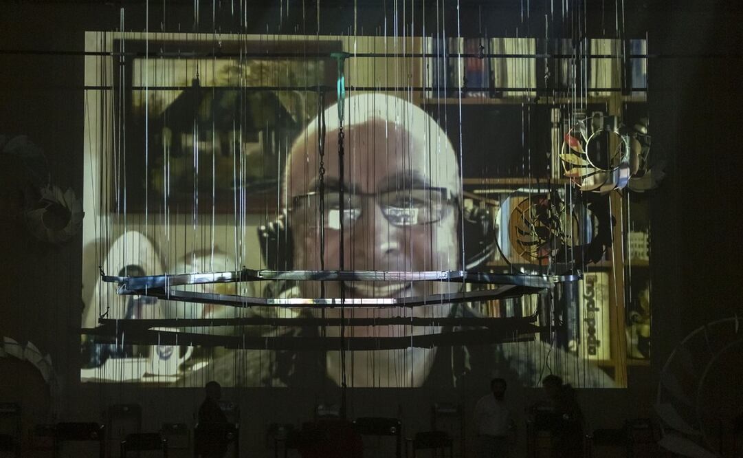 A través de una grabación con la imagen de Rodolfo Neri Vela, la obra "El Bozal" develó la placa de 101 funciones. Foto: Cortesía Cenart