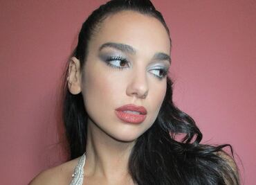 Dua Lipa luce el traje de baño de Hello Kitty que vas a amar