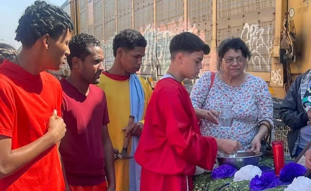 Las circunstancias por las que pasan hacen que los migrantes vivan la Semana Santa con gran devoción y fe, incluso sin ser creyentes. Foto: Especiales/ Casa del Migrante.