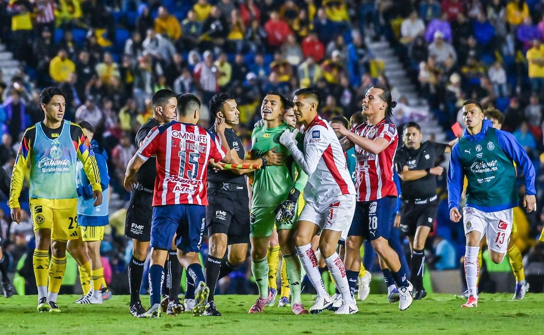 Las mejores peleas entre América y Chivas en el Clásico Nacional / Foto: Imago7