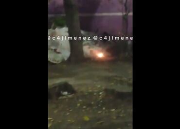 Jóvenes graban cuando lanzan un cohete a una persona en situación de calle en Iztacalco