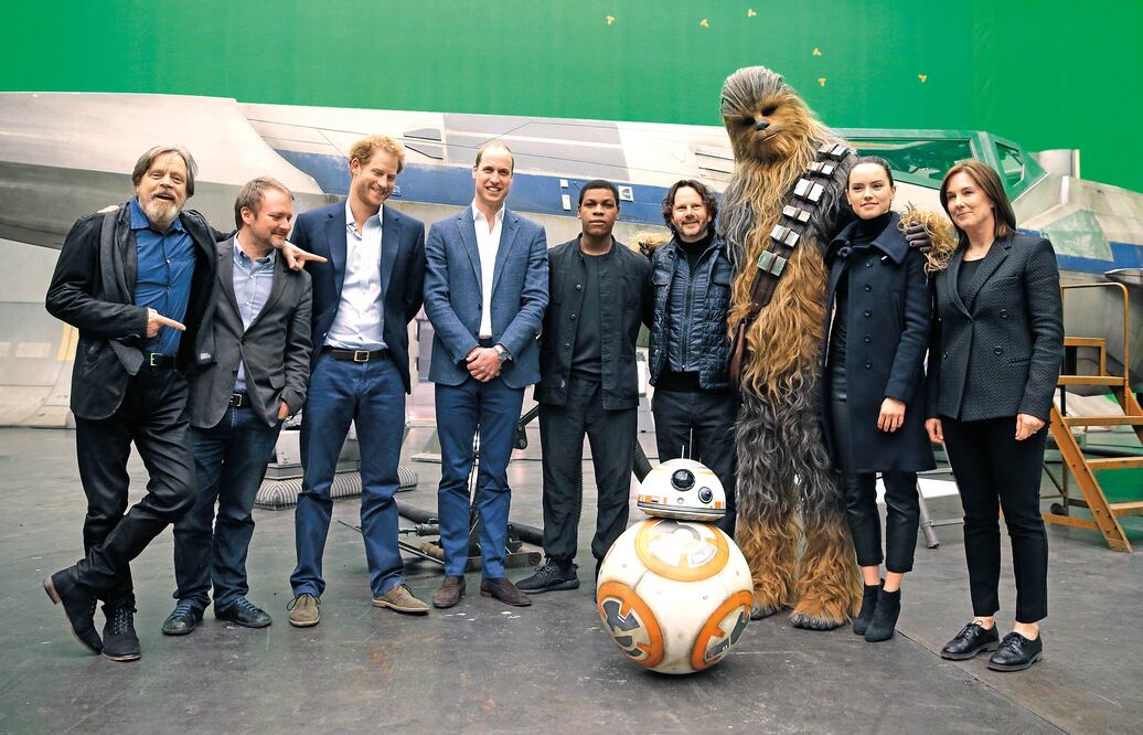 Los dos hermanos convivieron con los actores, con Chewbacca y se encontraron con los androides (ADRIAN DENNIS. AP)