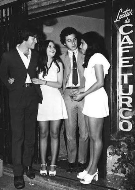 En la imagen aparecen, de izquierda a derecha, Valentín Trujillo, Leticia Perdigón, Arturo Beristáin y Meche Carreño, reunidos frente al letrero de un establecimiento llamado "Café Turco", uno de los escenarios que forman parte de la atmósfera urbana de la cinta.