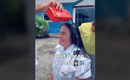 VIDEO. Mujer se baña en aceite de avión como "bautizo" por graduarse de piloto en Venezuela