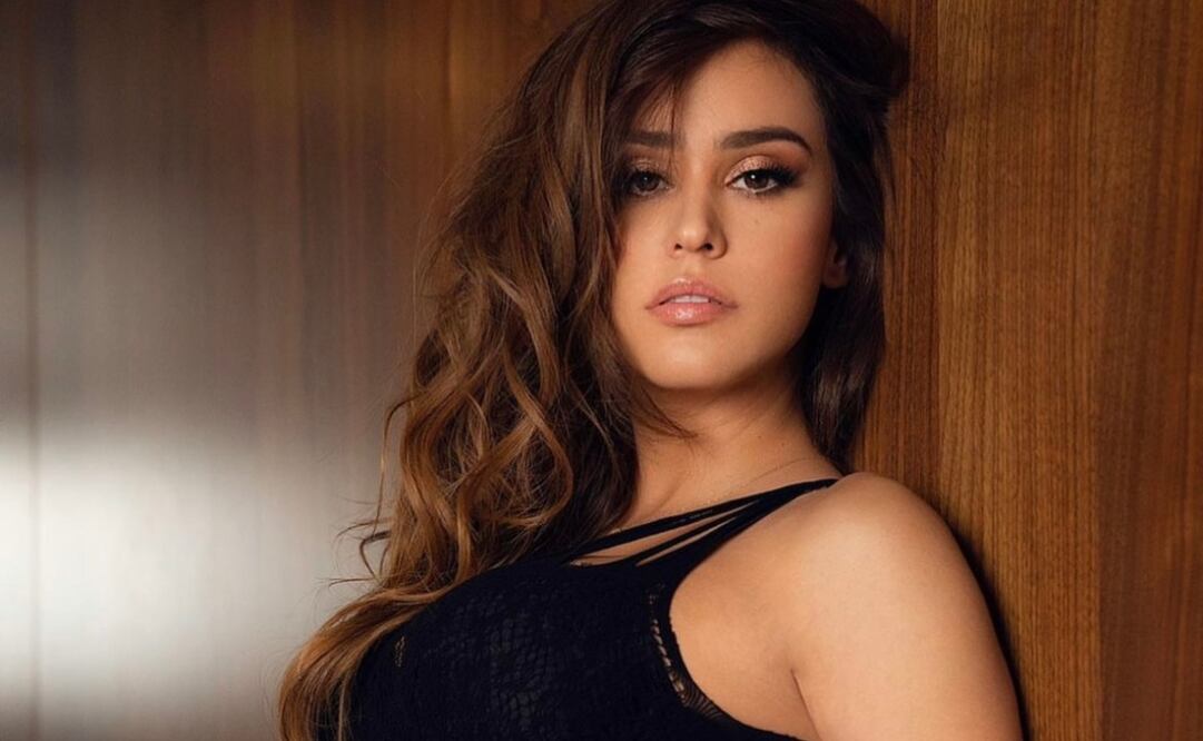 Yanet García se consolida como todo un referente de la moda neoyorkino, usando un traje sastre brillante. Foto: Instagram @iamyanetgarcia