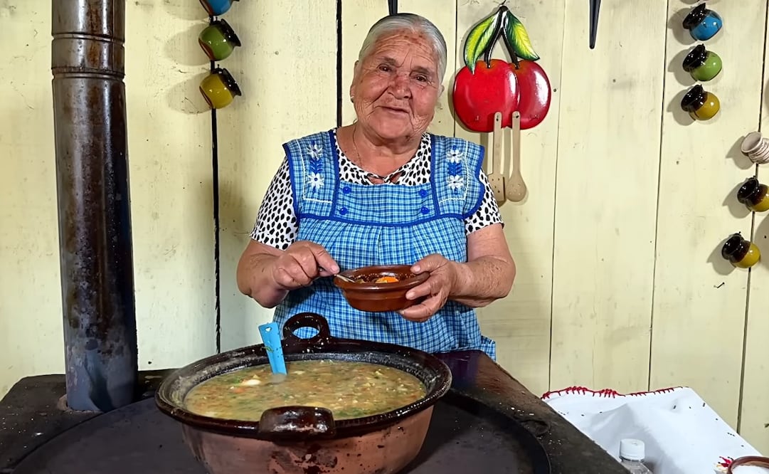 Este caldo de habas de Doña Ángela es rendidor y económico. Foto: Captura de pantalla / YouTube "De Mi Rancho a Tu Cocina"