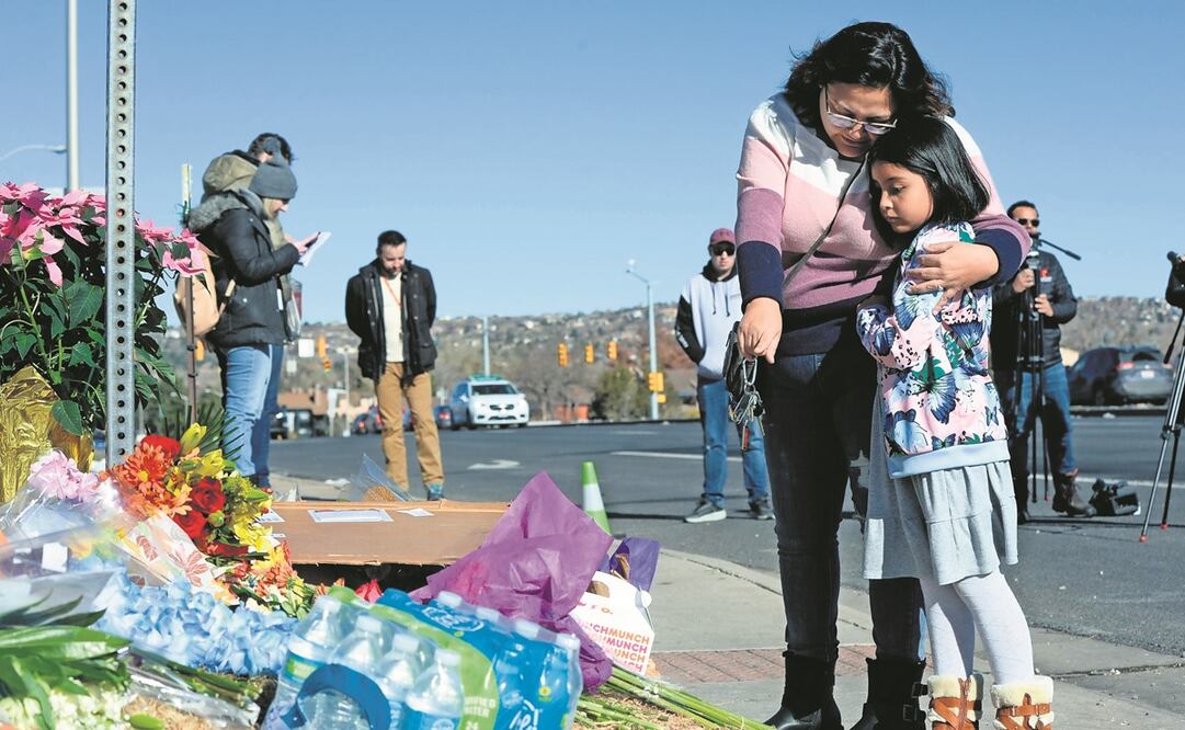 Una madre y su hija dejan flores en el memorial improvisado colocado cerca del club gay atacado la noche del sábado en Colorado Springs, Colorado. Foto: Geneva Heffernan / AP