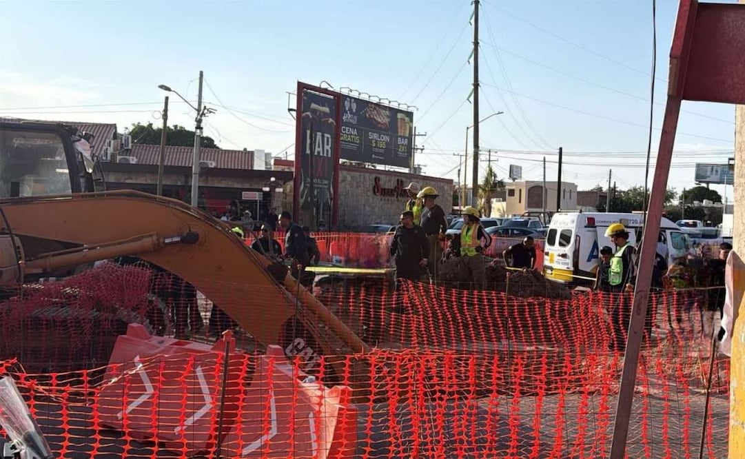 Muere trabajador en obra vial de Torreón, Coahuila por desprendimiento de bloque de tierra; otro resultó lesionado.
Foto: Especial.