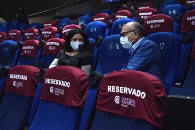 Abre la Cineteca Nacional y acude Alejandra Frausto a ver una película