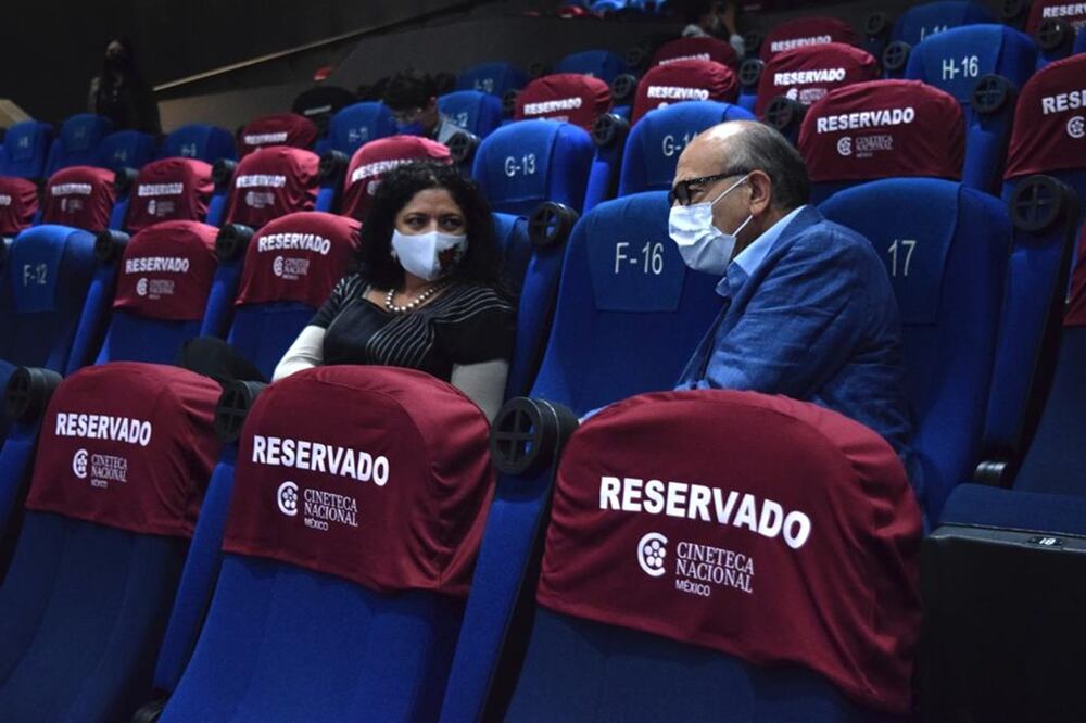 Alejandra Frausto, secretaria de Cultura y Alejandro Pelayo, director de la Cineteca Nacional. Foto: Cortesía