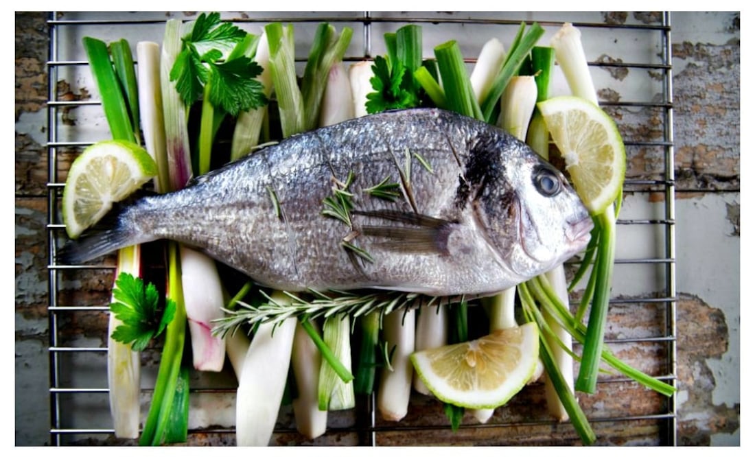 Elige pescados de piel firme, aromas frescos con ojos saltones y cristalinos