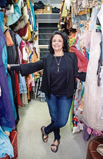 En su negocio también renta vestuario que perteneció a famosos como 'El Indio' Fernández. (FOTO: YADÍN XOLALPA. EL UNIVERSAL)