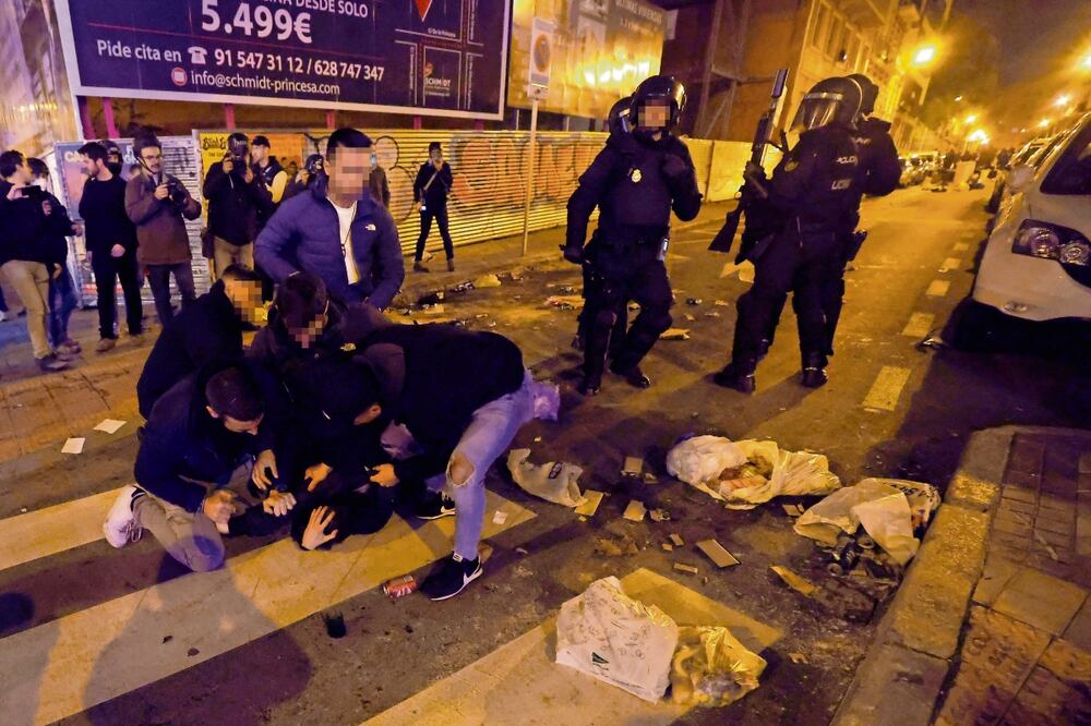 Agentes vestidos de civil detienen a un asistente a una protesta, en Madrid, contra la amnistía con los independentistas catalanes. Foto: Oscar del Pozo / AFP