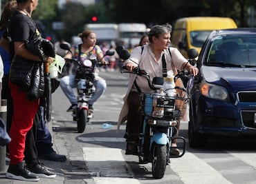 Cuándo es legal que las motos circulen entre carriles en la CDMX