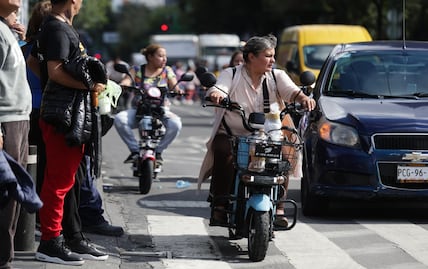 Cuándo es legal que las motos circulen entre carriles en la CDMX