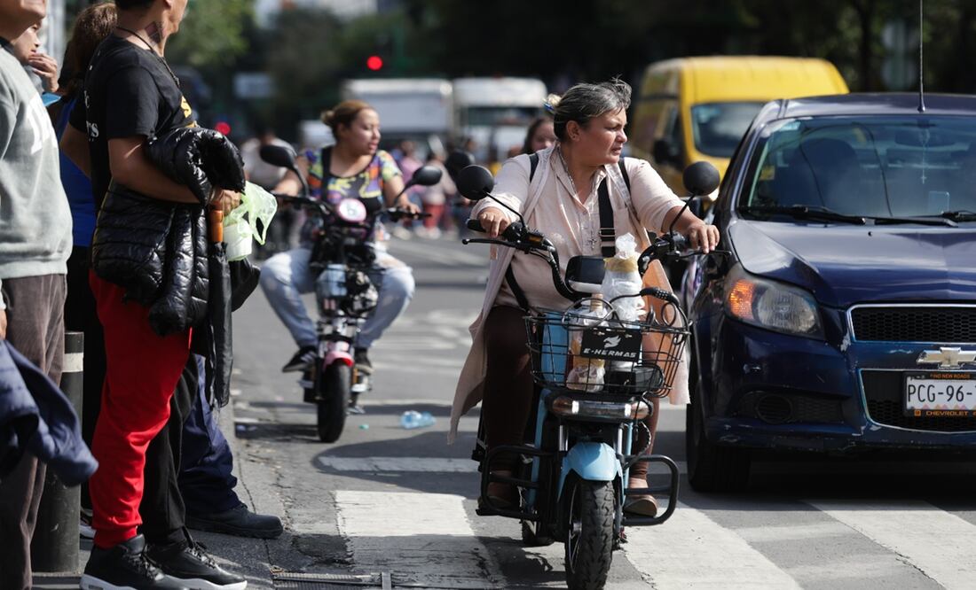 Esta es la única ocasión en que los conductores de motos pueden avanzar entre carriles. Foto: Carlos Mejía / EL UNIVERSAL