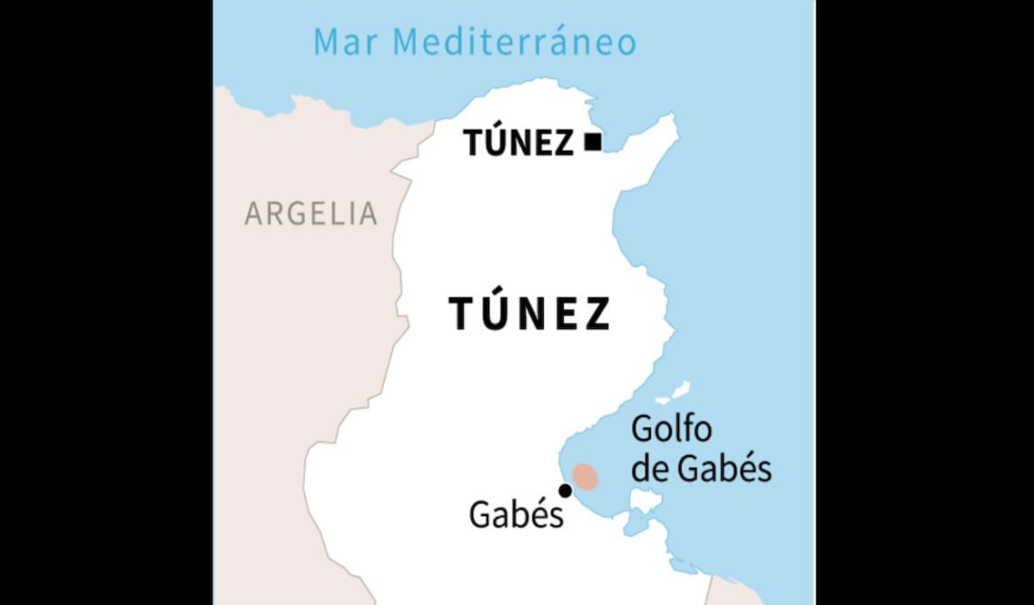 Un petrolero, que transportaba 750 toneladas de gasóleo y se dirigía de Egipto a Malta, naufragó el sábado en el golfo de Gabes. Foto: AFP