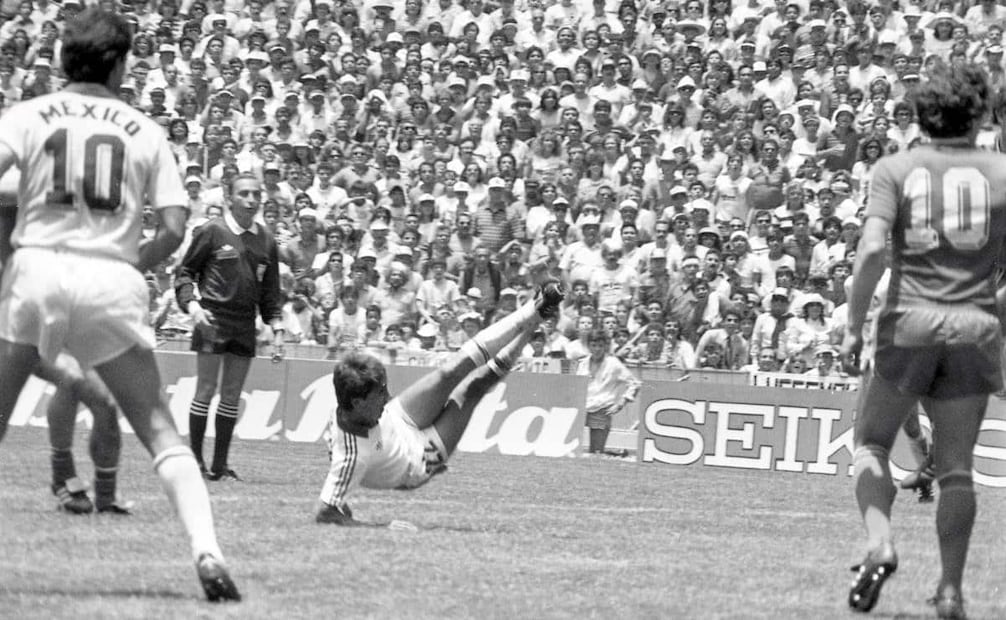 Los tiros de media chilena o tijeras eran especialidad de Manuel Negrete. Entrenadores internacionales consideraron al mediocampista uno de los elementos más peligrosos de México, dando instrucciones a sus equipos de hacerle marcación especial, junto con Hugo Sánchez. Foto: Archivo EL UNIVERSAL.