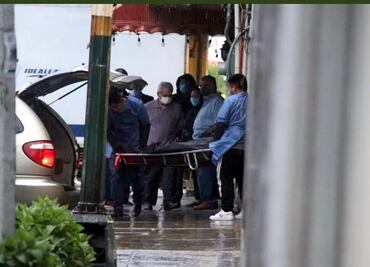 Muere hombre, con posible cuadro de Covid, frente a consultorio en Satélite