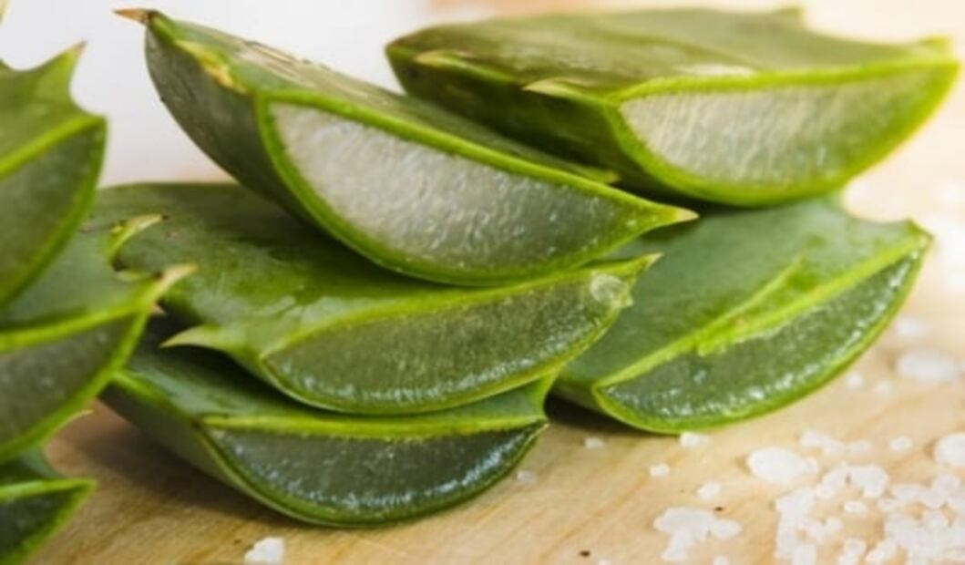 ¿Por qué debes usar aloe vera en el contorno de ojos? 