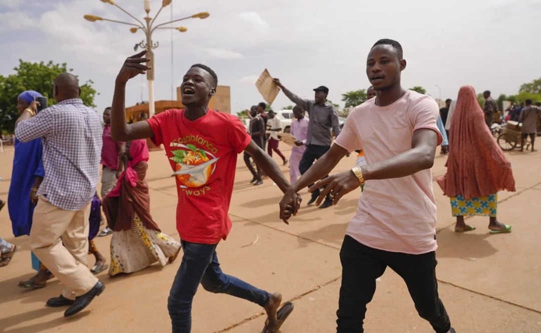 Partidarios de la junta gobernante de Níger vitorean en Niamey, Niger, el domingo 6 de agosto de 2023. Foto: AP