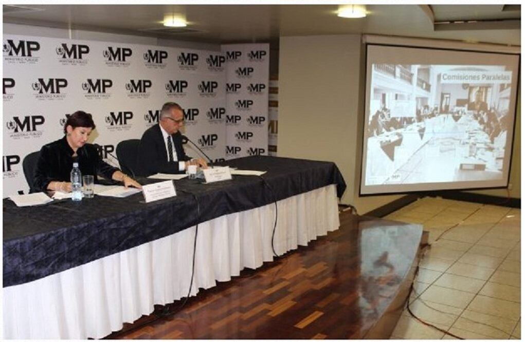 La guatemalteca Thelma Aldana, fiscal general de Guatemala y jefa del Ministerio Público, y el colombiano Iván Velásquez, jerarca de la CICIG. Foto: Ministerio Público de Guatemala