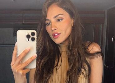 Eiza González luce muy sexy con minifalda y crop top de espejos