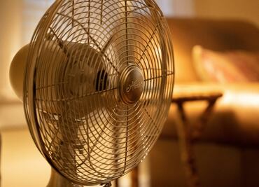 Dormir con el ventilador encendido, ¿es bueno o malo?