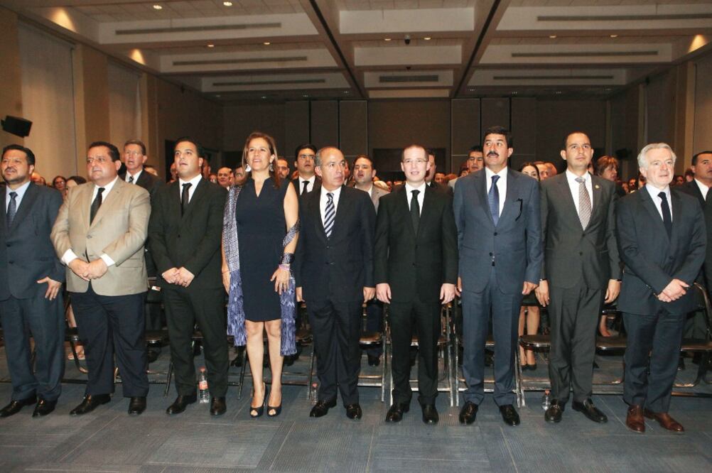 Encabezados por el presidente nacional del PAN, Ricardo Anaya, miembros del partido se reunieron para recordar la trayectoria política de Luis H. Álvarez (VALENTE ROSAS. EL UNIVERSAL)