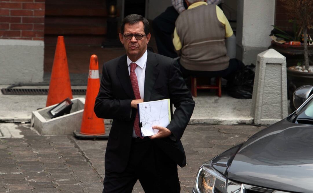 El subsecretario a su arribo esta tarde a la mesa del diálogo. /Germán García - EL UNIVERSAL