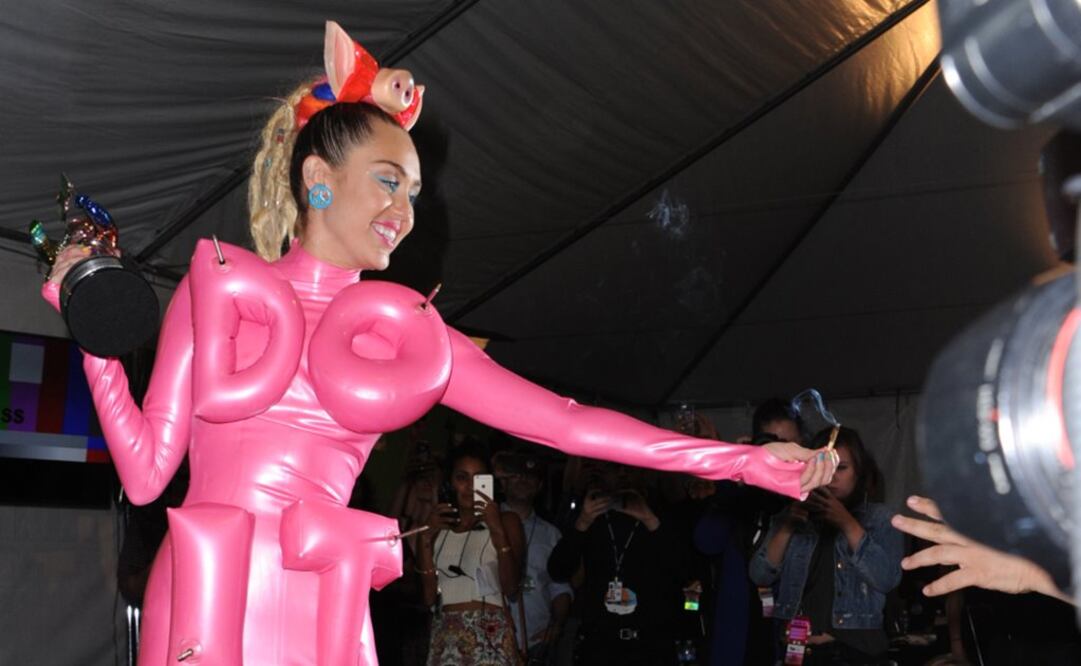 Cyrus incluso encendió un porro entre bambalinas después del show  Foto:AP