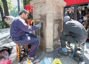 Limpian las esculturas de Reforma