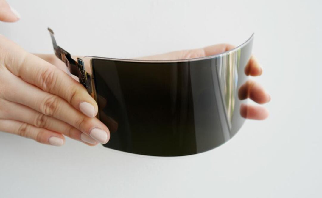La firma publicó un video donde el panel OLED flexible no se rompe ni siquiera con los golpes de un martillo