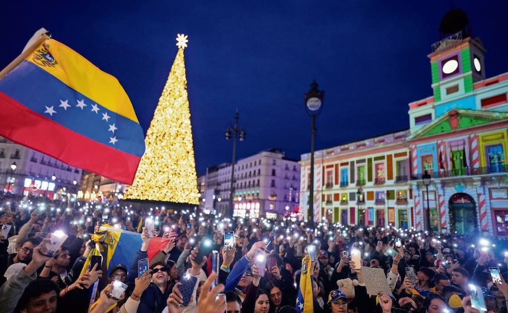 Madrid.— Unos 2 mil 500 venezolanos, de acuerdo con datos de las autoridades españolas, se congregaron espontáneamente en la Puerta del Sol para celebrar, cantando y bailando con la bandera del país sudamericano, la caída de Nicolás Maduro. Foto: EFE