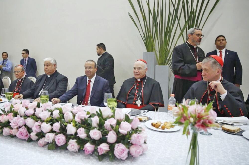 El secretario de Gobernación, Alfonso Navarrete Prida (segundo de izq. a der.) acudió a la comida en honor al nuevo arzobispo. (CORTESÍA)