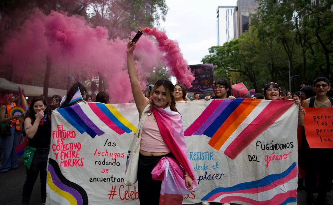 Jóvenes mujeres integrantes de la comunidad LGBTQ+ participan en la Marcha Lencha que avanza sobre Av. Paseo de la Reforma. Foto: Hugo Salvador /EL UNIVERSAL