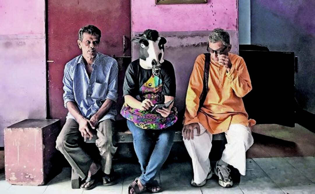 23 year-old Sujatro Ghosh captures women wearing cow masks in differente public spaces, the photographer is convinced that making the problem visible will contribute to begin its erradication - Photo: Courtesy of Sujatro Ghosh