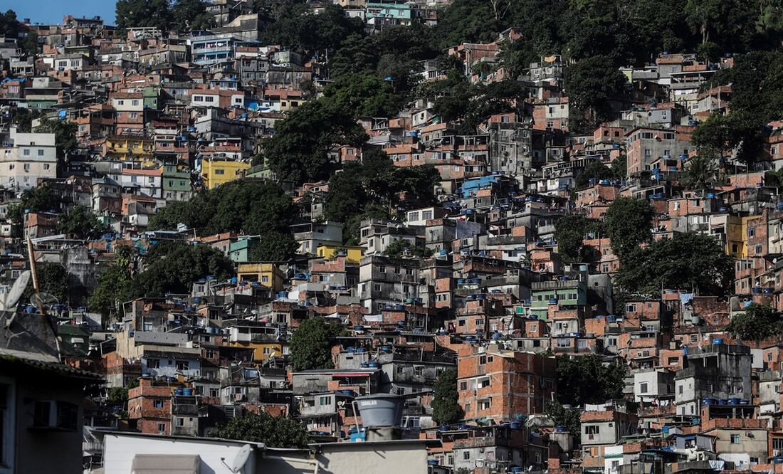 Los efectos son más agudos en los barrios más pobres, con una fuerte densidad de población y viviendas precarias separadas apenas por pasajes estrechos. Foto: EFE