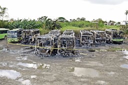 Incendio consume unidades de transporte público en Cancún; evacúan a 10 personas
