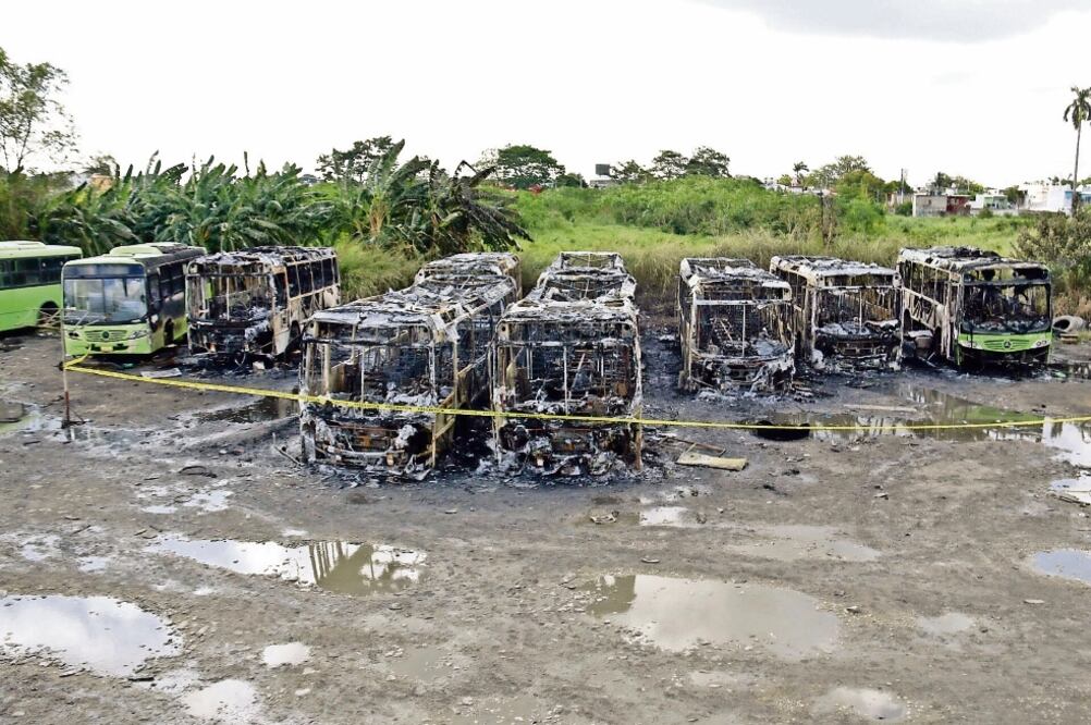 De las unidades de Transbús que resultaron quemadas, cinco estaban en funcionamiento y otras tres no. En noviembre de 2015 otro incendio afectó a 47 camiones de la misma empresa. (LUMA LÓPEZ. EL UNIVERSAL)