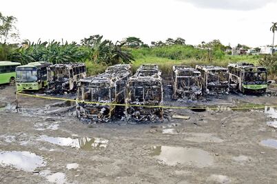 Fiscalía indaga incendio de ocho unidades de transporte