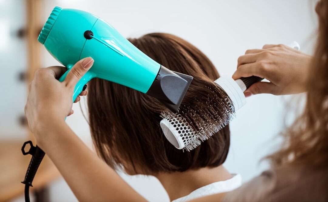 No salgas a la calle con el cabello húmedo. Foto: Freepik