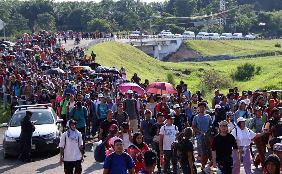 Migrantes caminan en caravana hacia la frontera con Estados Unidos el pasado 24 de noviembre, en el municipio de Huixtla, en el estado de Chiapas (México).F Foto: EFE