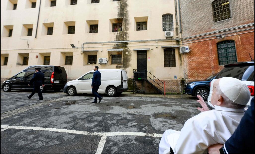 Como es su tradición, el papa Francisco acudió a la cárcel romana Regina Coeli, pese a su convalecencia por sus problemas de salud, para celebrar con algunos presos este Jueves Santo, el 17 de abril de 2025. Foto: AFP